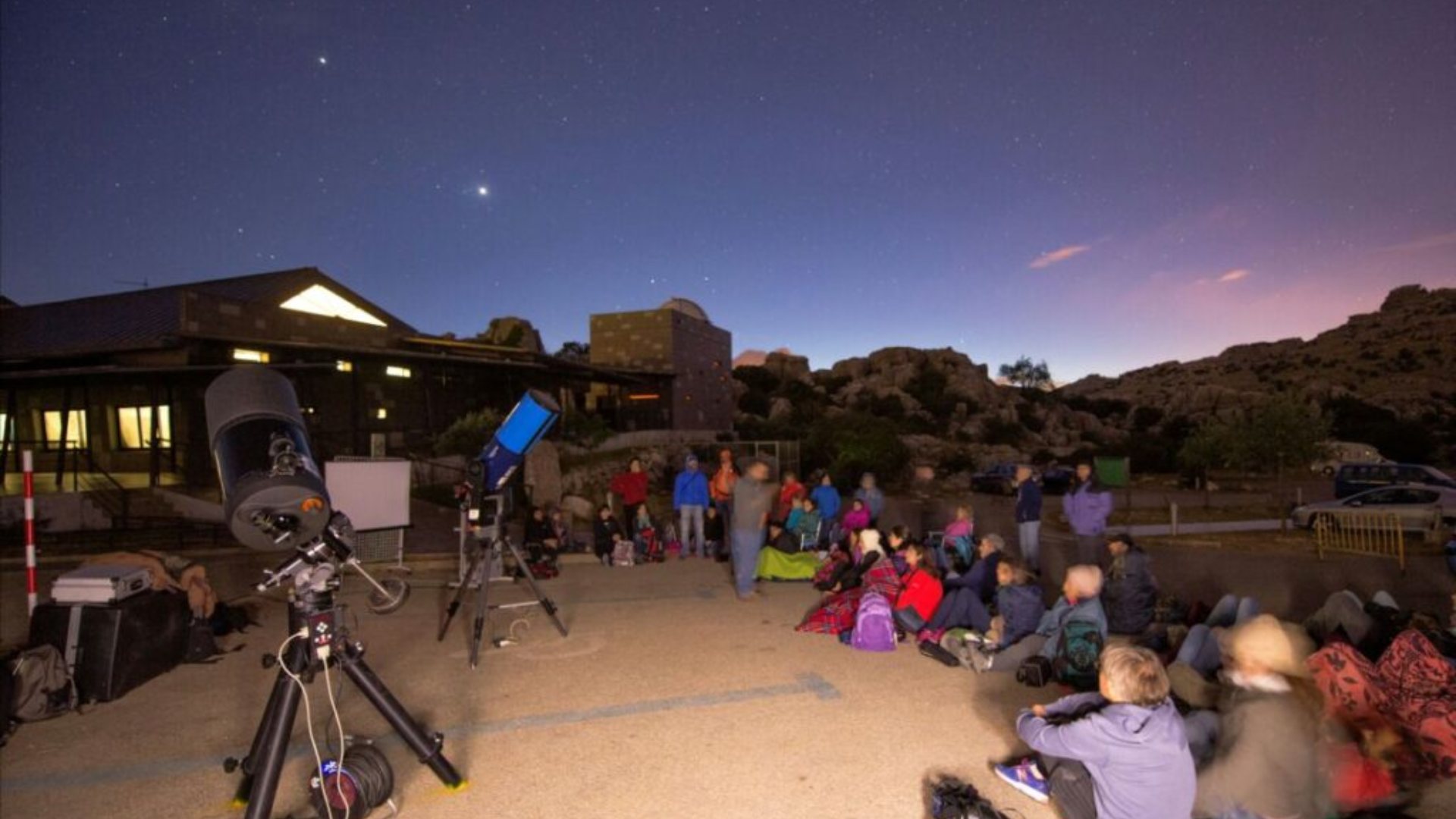 Kinder im astronomischen Observatorium von Antequera