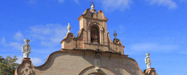 Puerta histórica en el casco monumental de Antequera