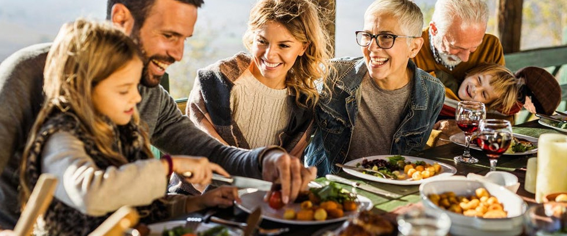 Familia comiendo en un restaurante